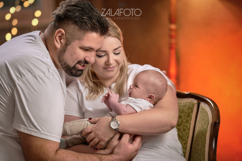 Családi műtermi fotózás kisbabával - ZalaFoto
