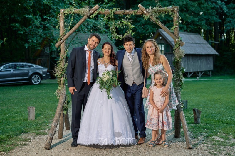 Esküvői fotó - Győr, Achilles Park - csoportkép - ZalaFoto